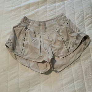 lululemon hottie hot white size 2 shorts